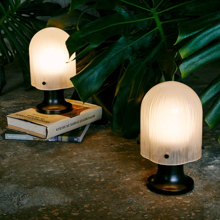 Seine Lampe de table LED Outdoor de Gubi dans la version laiton antique / verre givré