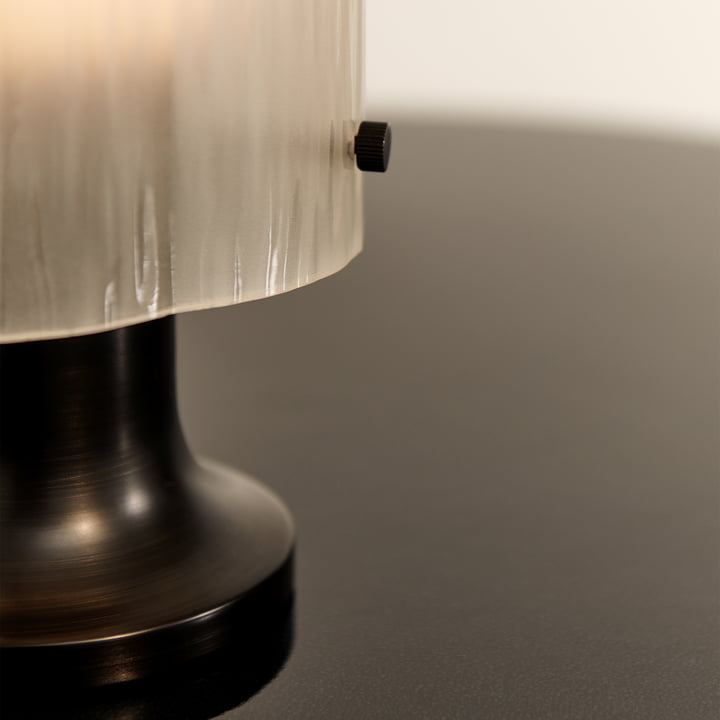 Seine Lampe de table LED Outdoor de Gubi dans la version laiton antique / verre givré