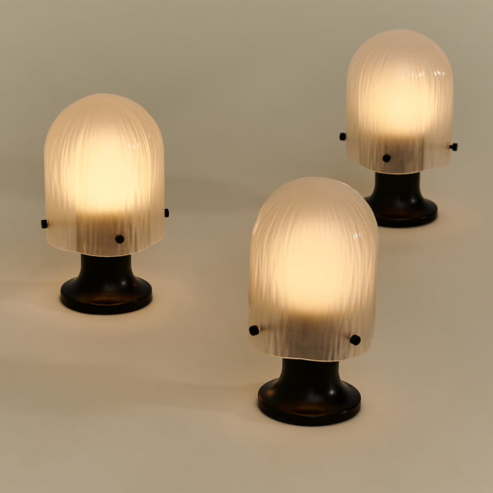 Seine Lampe de table LED Outdoor de Gubi dans la version laiton antique / verre givré