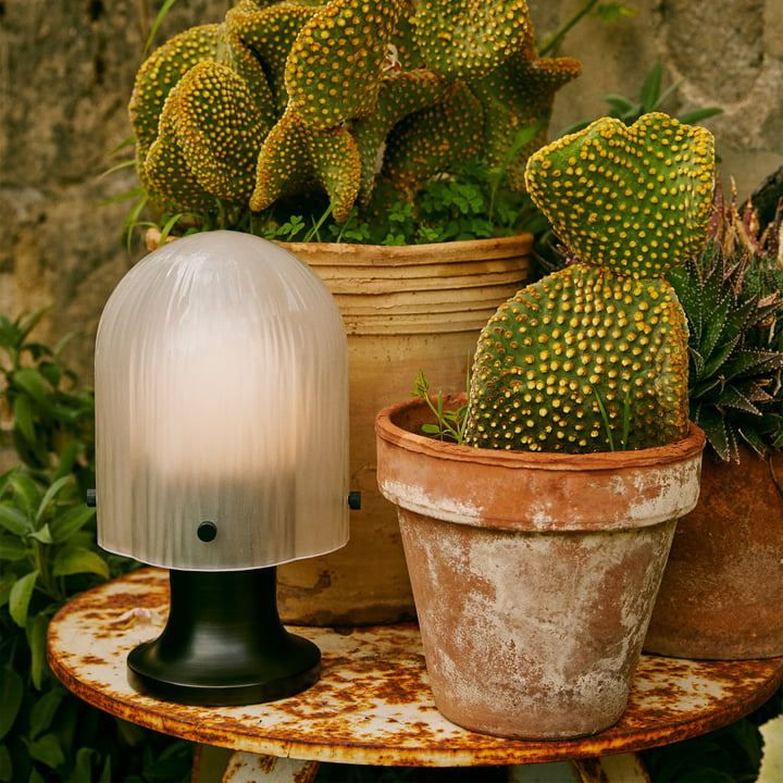 Seine Lampe de table LED Outdoor de Gubi dans la version laiton antique / verre givré