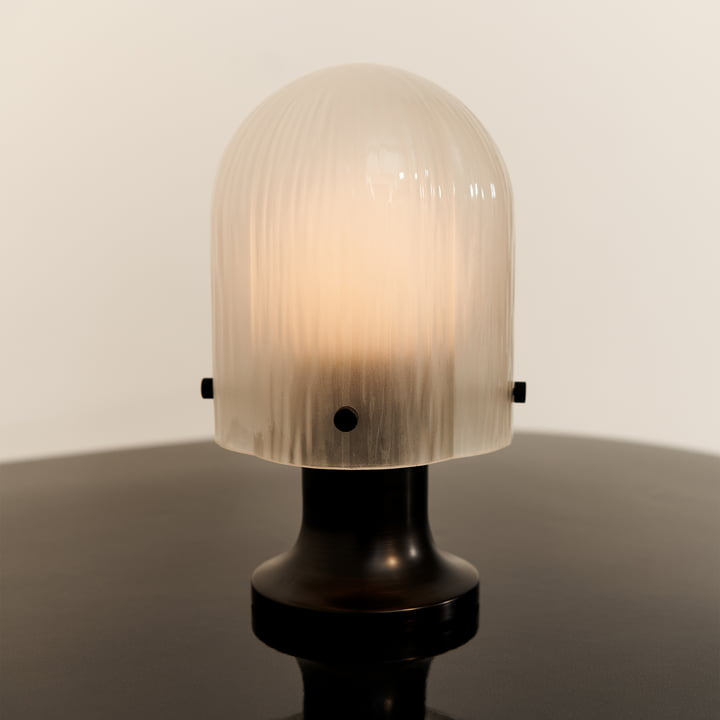 Seine Lampe de table LED Outdoor de Gubi dans la version laiton antique / verre givré