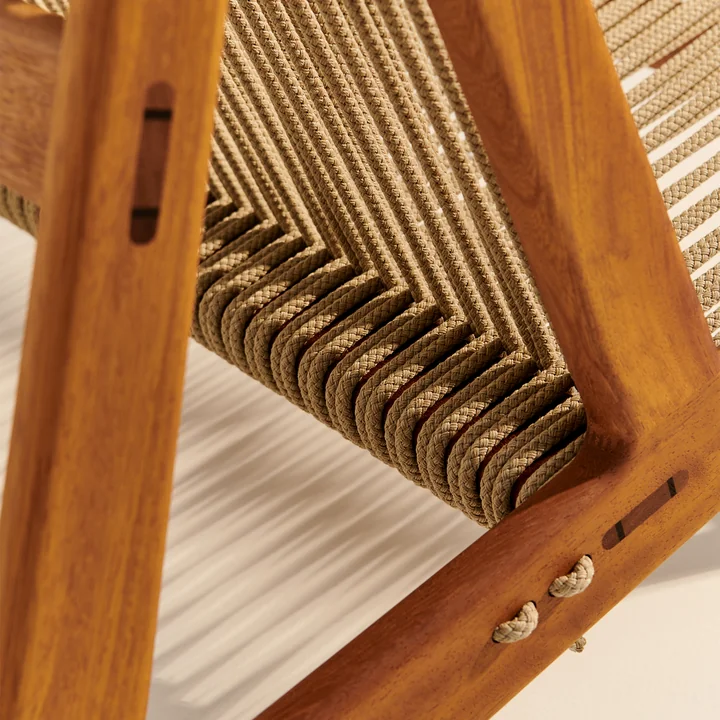 MR01 Chaise Lounge Outdoor de Gubi dans la version Iroko naturel / Sunfire Melange beige sable