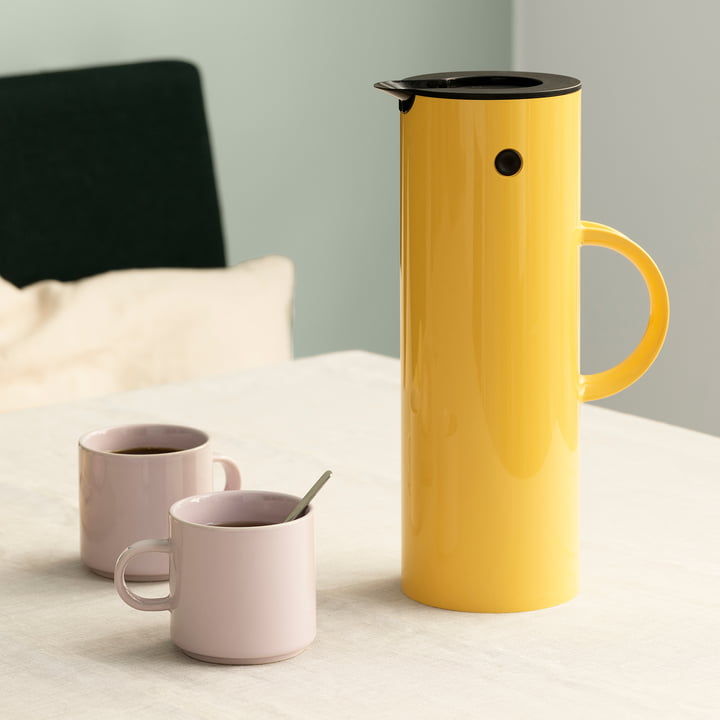 Verseuse isolante EM 77 de Stelton dans la couleur poppy yellow