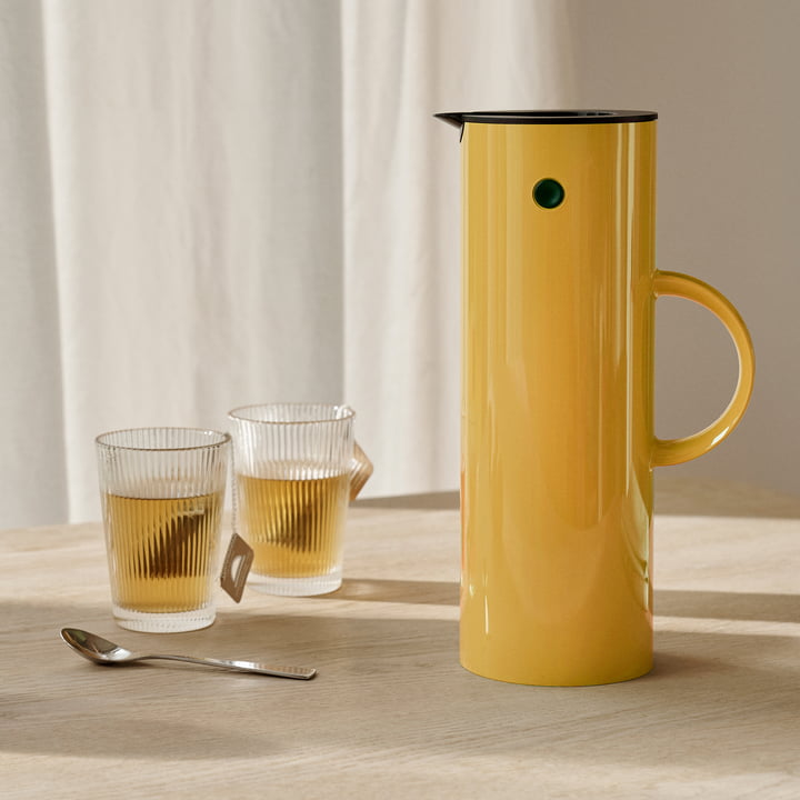 Verseuse isolante EM 77 de Stelton dans la couleur poppy yellow