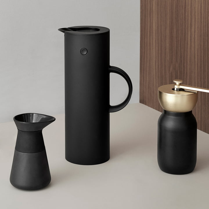 Verseuse isolante EM 77 de Stelton dans la couleur soft noir