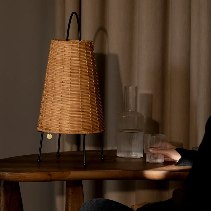 Porti LED Lampe de table en rotin de Ferm Living