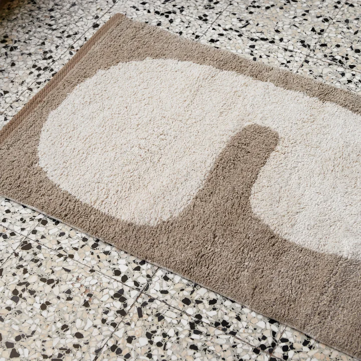 Lay Tapis de sol lavable de Ferm Living dans la finition dark taupe / blanc cassé