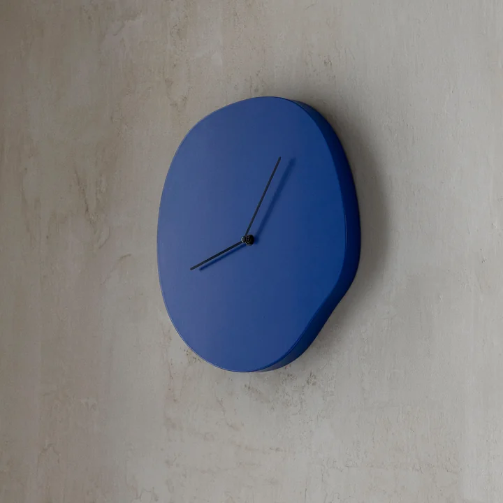 Melt Horloge murale de Ferm Living dans la couleur bleue