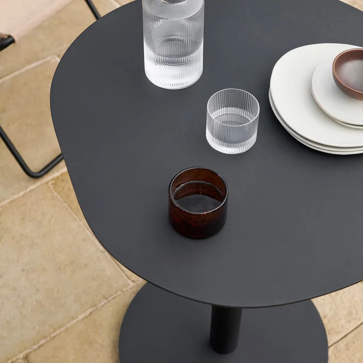 Pond Table de bistrot de Ferm Living dans la couleur noir