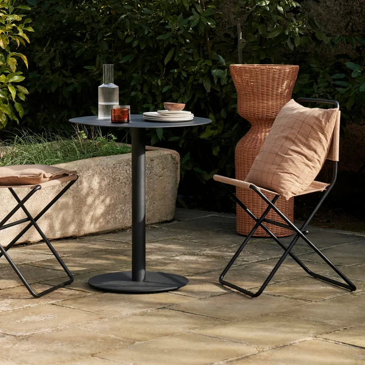 Pond Table de bistrot de Ferm Living dans la couleur noir