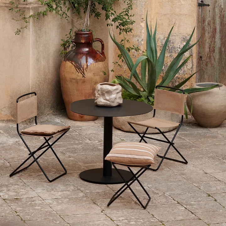 Pond Dining Table de Ferm Living dans la couleur noir