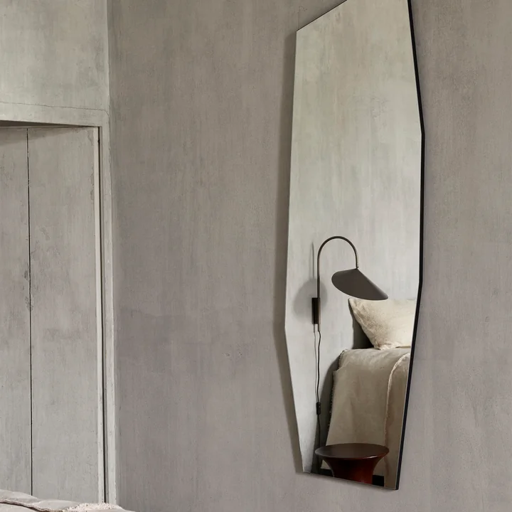 Shard Miroir de Ferm Living dans la couleur noir
