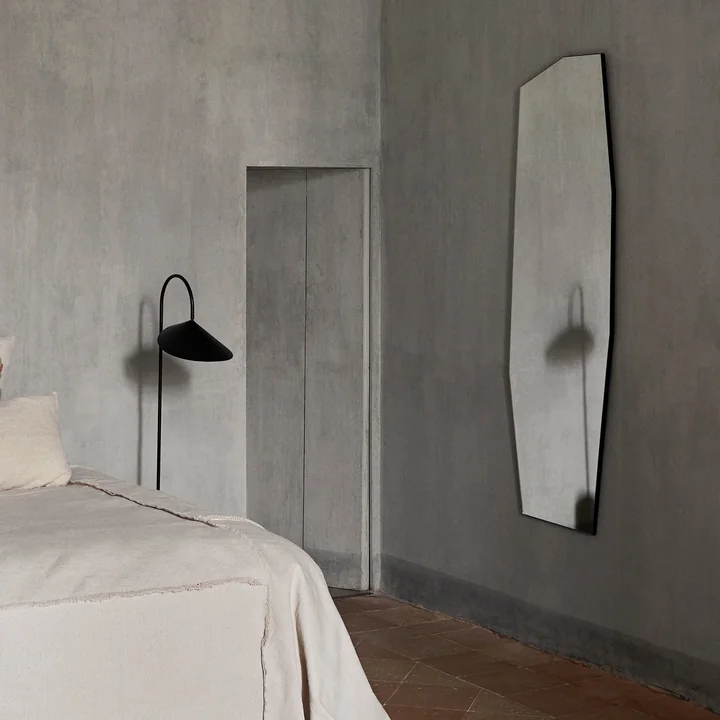 Shard Miroir de Ferm Living dans la couleur noir