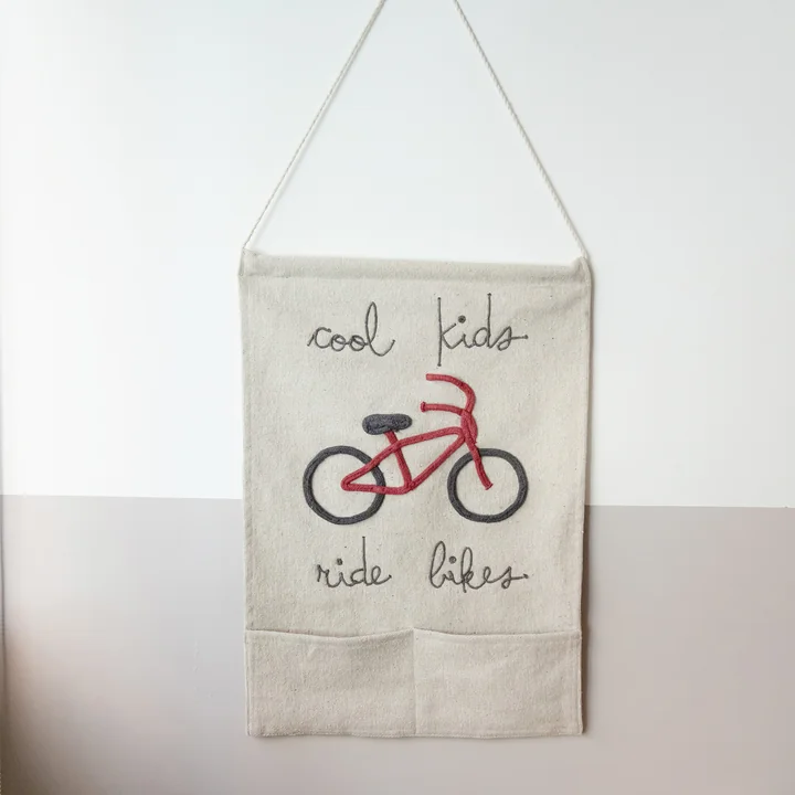 Tapisserie, Cool Kids Ride Bikes, 45 x 70 cm, naturel / rouge de Lorena Canals