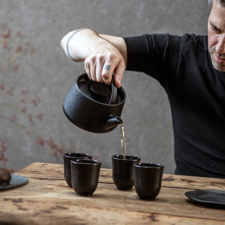 Inku tasse et théière en fonte de couleur noire