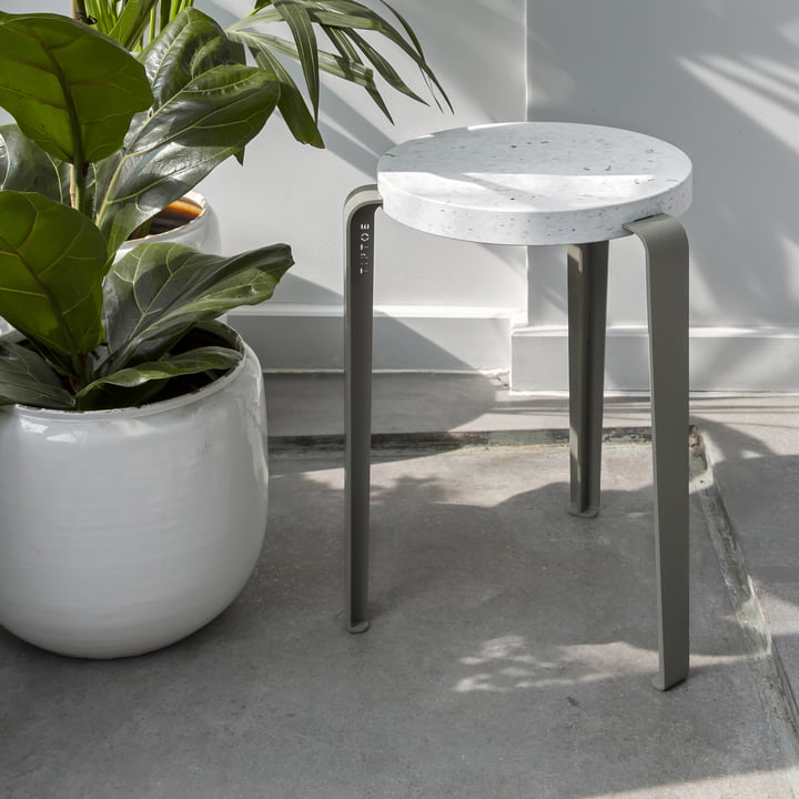 LOU Tabouret Venezia, plastique recyclé / gris eucalyptus de TipToe