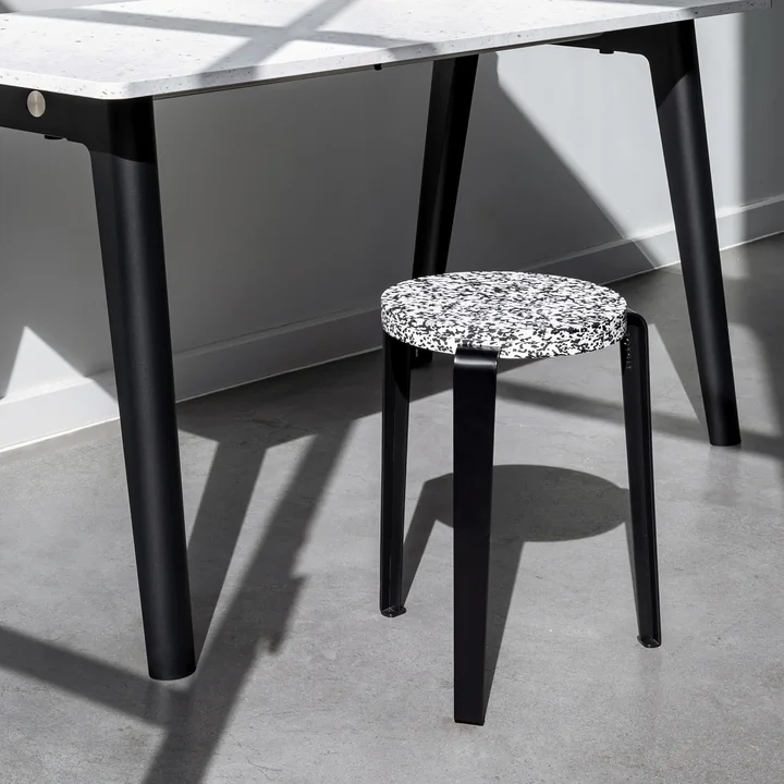 LOU Tabouret Macchiato, plastique recyclé / noir graphite de TipToe