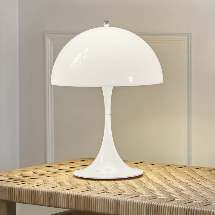 Panthella 250 Portable accu LED lampe de table, blanc opale de Louis Poulsen