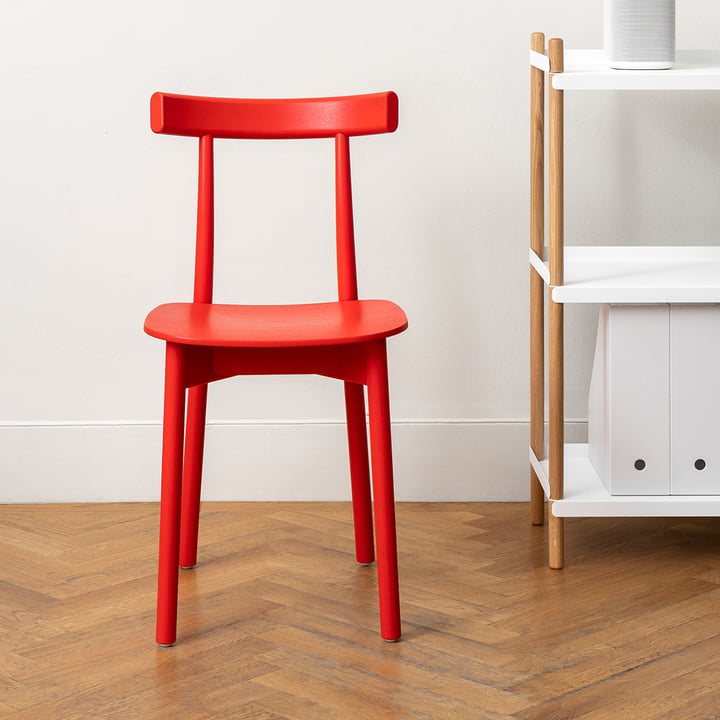 Skinny Wooden Chair dans la version rouge (RAL 3020)