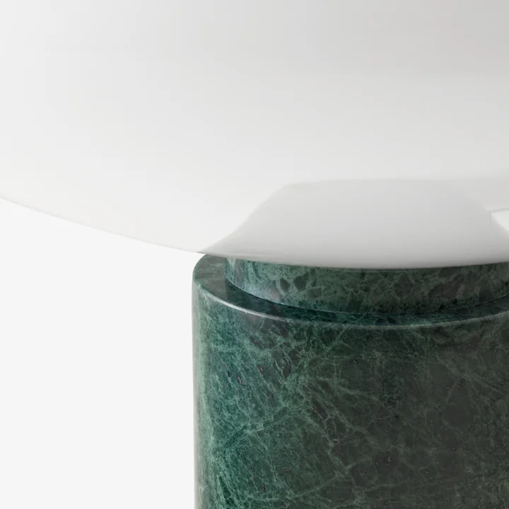 La lampe de table Mist AP17, blanc mat / guatemala verde de & Tradition