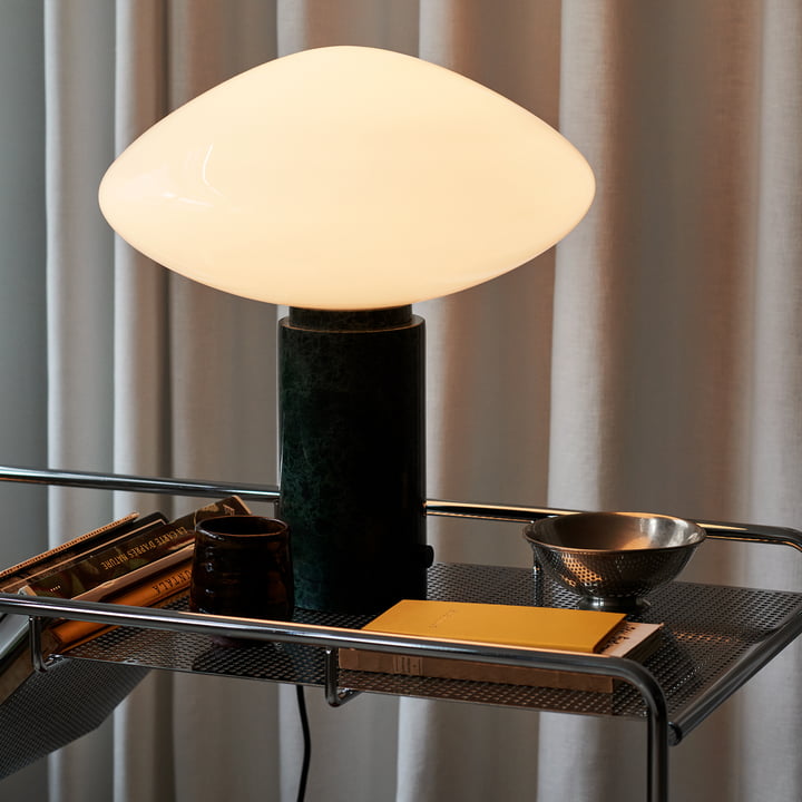 La lampe de table Mist AP17, blanc mat / guatemala verde de & Tradition