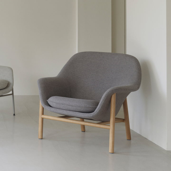 Drape Lounge Chair, low, chêne, Main Line Flax 26 de Normann Copenhagen