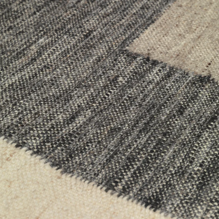 Counter Tapis, charcoal / blanc cassé de Ferm Living