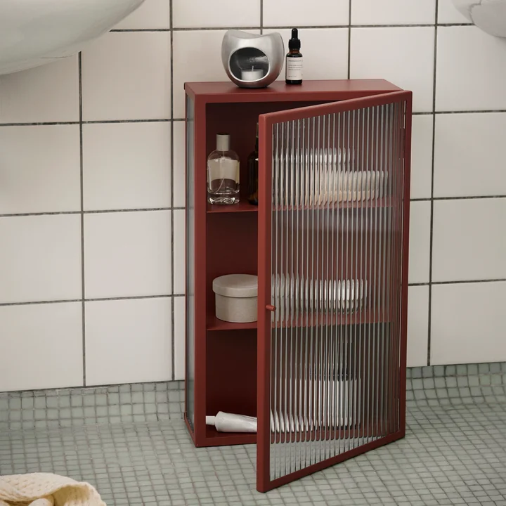 Haze Armoire murale, verre / oxide red de Ferm Living