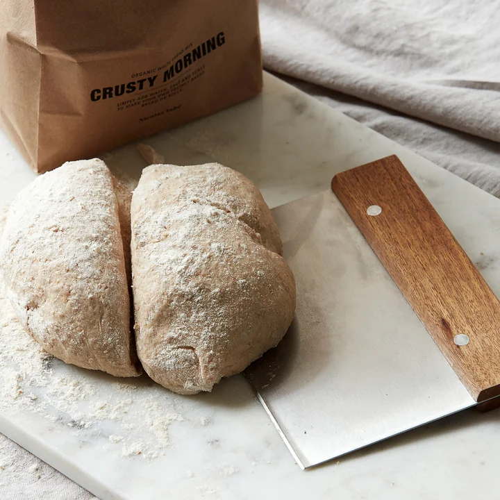 Coupe-pâte, acacia naturel / acier inoxydable de Nicolas Vahé