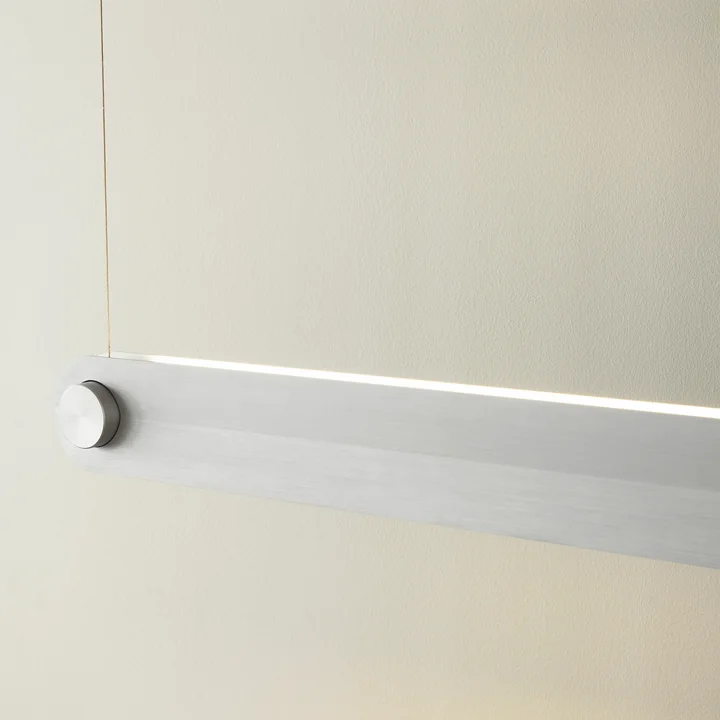 Dim Linear lampe suspendue, aluminium brossé de Normann Copenhagen