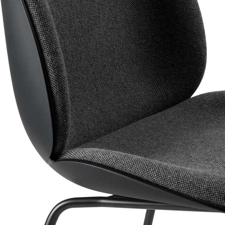 Gubi - Beetle Dining Chair Rembourrage avant (Conic Base), Noir / Hallingdal 65 (173)