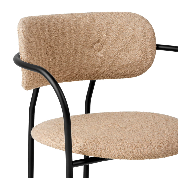 Gubi - Coco Dining Chaise avec accoudoirs entièrement rembourrée, noir mat / Around Bouclé (004)