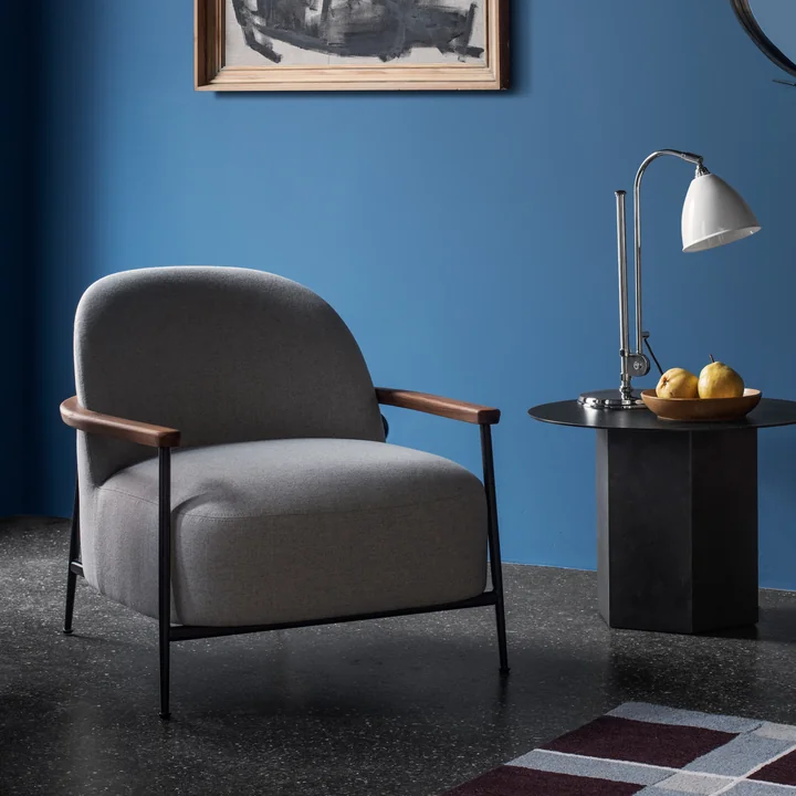 Gubi - Sejour Lounge Chair avec accoudoirs, noir mat / huilé noyer / Dedar Flair Special 202