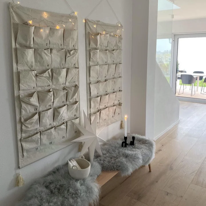 Le bougeoir Mashel de Bloomingville sur la table basse à côté d'autres bougeoirs