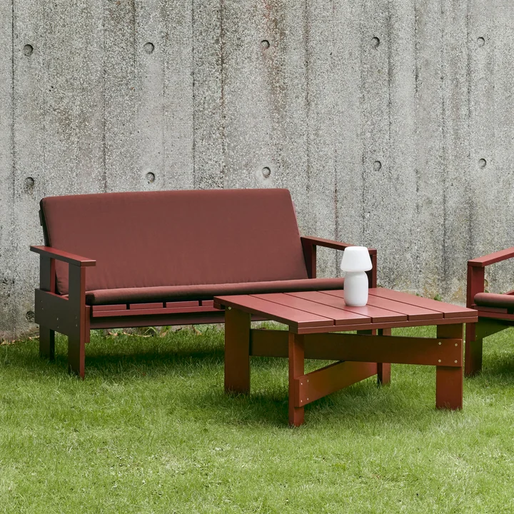 Crate Canapé lounge avec Seat Cushion et table d'appoint de HAY