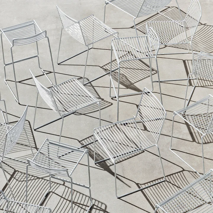 Hee Dining Chair et tabouret de bar, hot galvanised de HAY