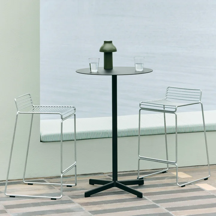 Hee Tabouret de bar low, hot galvanised de HAY