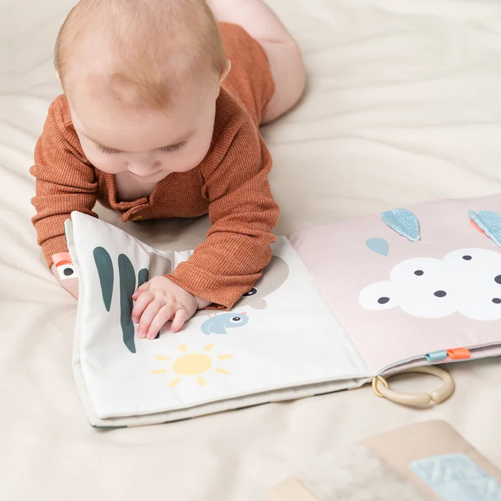 Livre en tissu de Done by Deer