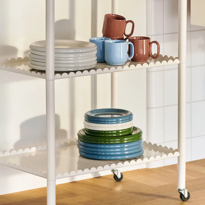 Le gobelet avec anse et l'assiette Barro de HAY