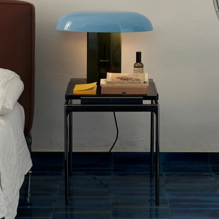 Sett Side Table LN11, verre coulé fumé / chrome foncé de & Tradition