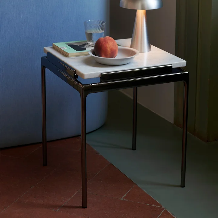 Sett Side Table LN11, Bianco Carrara / Chrome foncé de & Tradition