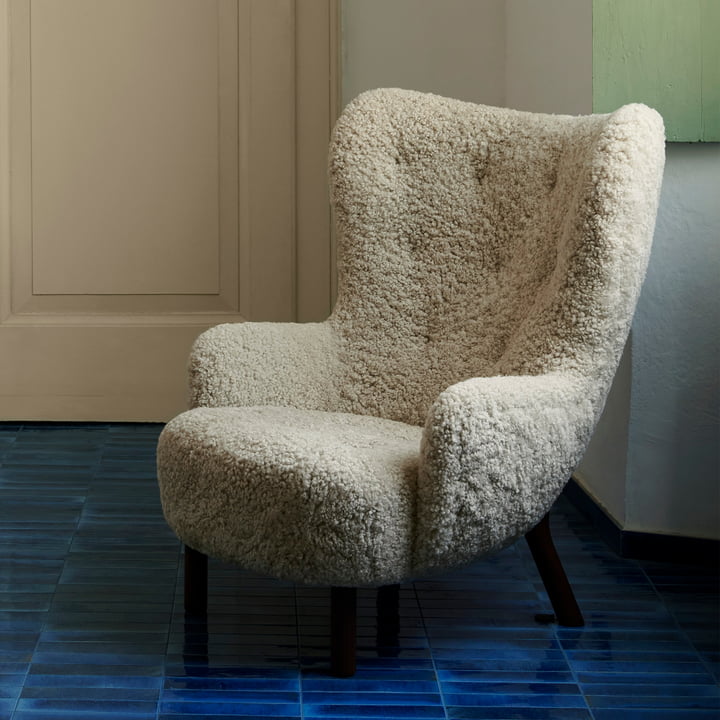 Petra Lounge Chair VB3, High Back, noix huilée / peau de mouton Moonlight de & Tradition