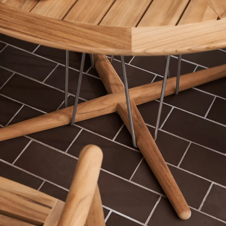 Embrace Table de jardin, teck non traité, Ø 80 cm de Carl Hansen