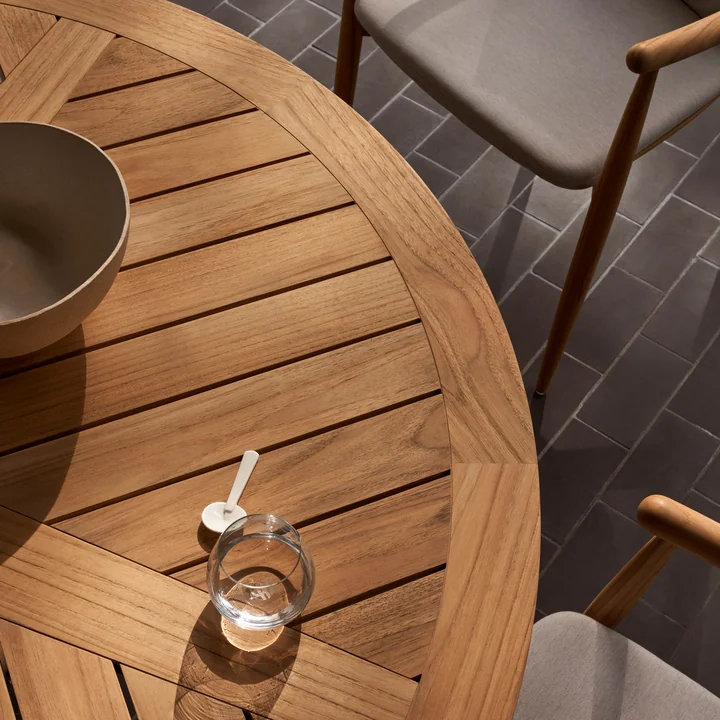 Embrace Table de jardin, teck non traité, Ø 80 cm de Carl Hansen