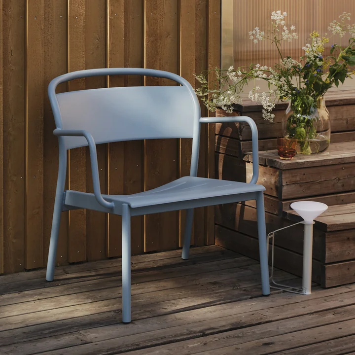 Linear Steel Lounge Armchair, bleu clair NCS 4020-B de Muuto