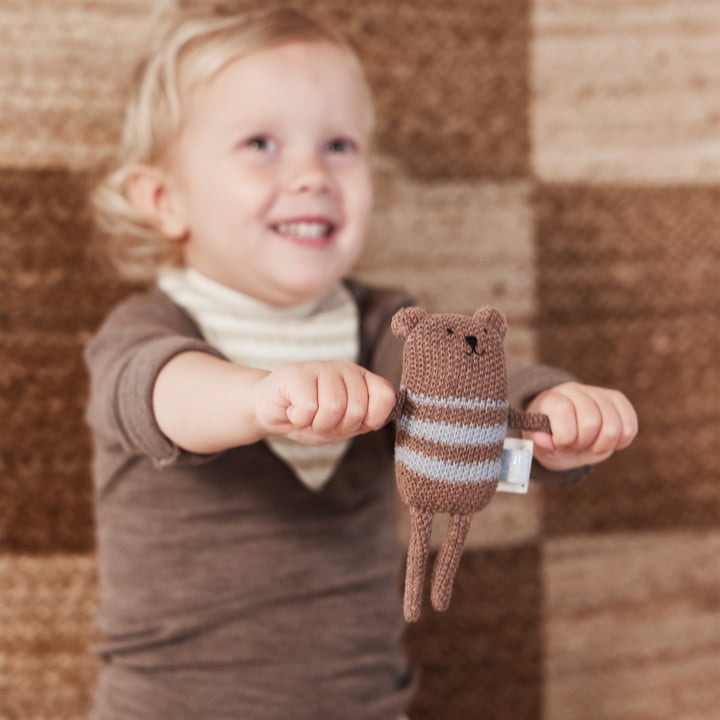 Bella Bear hochet, brown melange de OYOY Mini