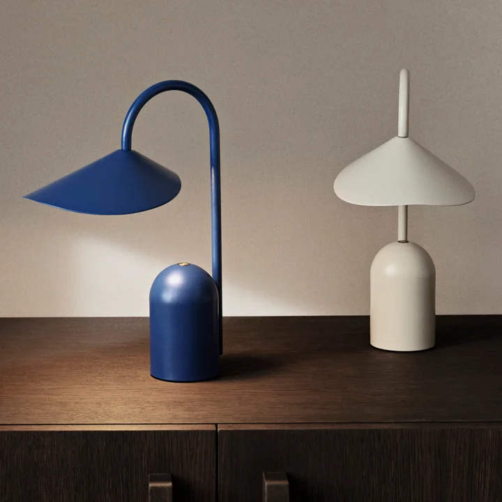 Arum Lampe de table à LED rechargeable, bleu clair et cashmere de Ferm Living