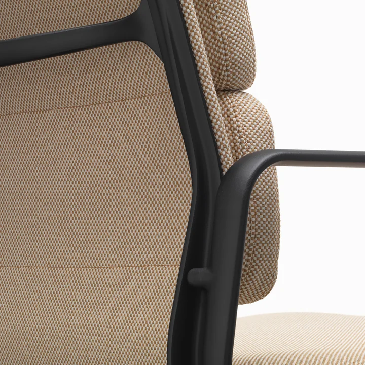 EA 231 Soft Pad Chaise de bureau avec accoudoirs deep black, pivotante, Laser RE, papyrus / cream de Vitra