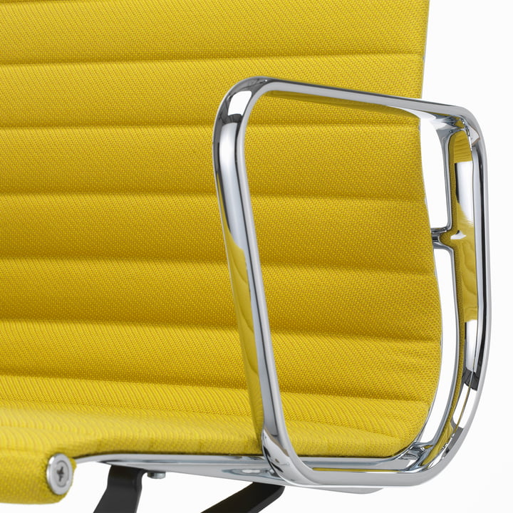 EA 131 Chaise de bureau avec accoudoirs chromée, pivotante, Track, pastelgreen / canola de Vitra