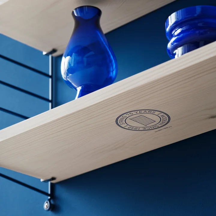 String - 1949-2024 Étagère murale, pin blanc huilé / bleu (7 5. Jubiläums-Edition)